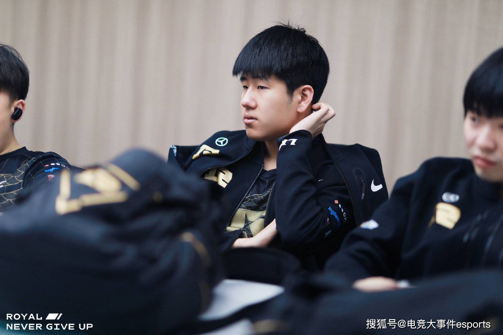 爱游戏-穆古鲁扎重返赛场，表现优异首场状态出色，RNG观众沸腾！的简单介绍