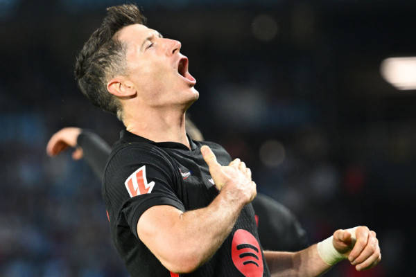 爱游戏-莱万多夫斯基在西班牙队比赛中险胜，比赛局势复杂引发热议！